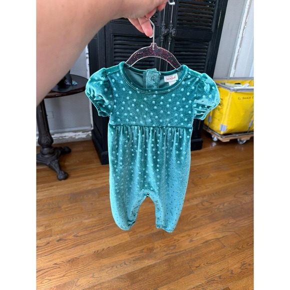 Cat & Jack Other - Cat & Jack velour romper a green polka dot pattern and puff sleeves 3-6